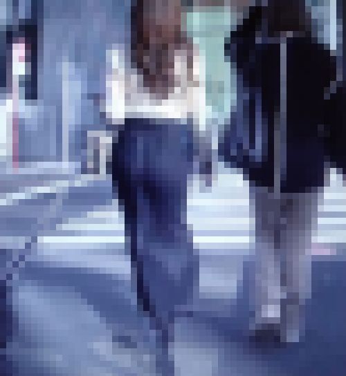 超絶美形で極上スタイルの若妻がクビレ絶景からのプリ尻ふって歩く姿がエロ過ぎる サンプル画像1