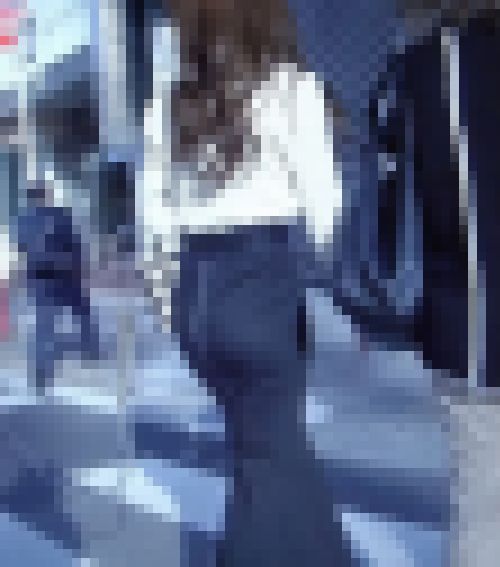超絶美形で極上スタイルの若妻がクビレ絶景からのプリ尻ふって歩く姿がエロ過ぎる サンプル画像2