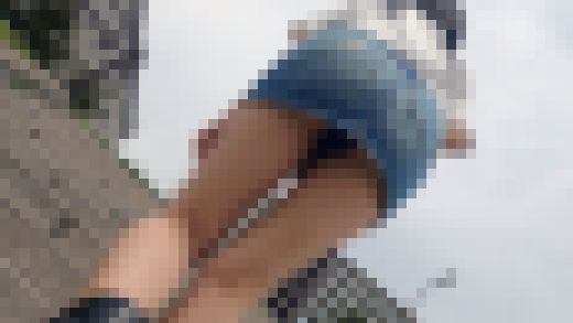 再編集版! 美脚OL 超ミニスカート ローアングル パンチラ超接写 サンプル画像2