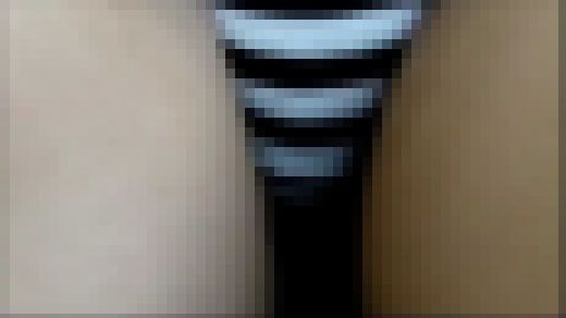 ◇妄想パンチラ電車バス　女性の股間を接近激写　Part 9　サンプル画像1