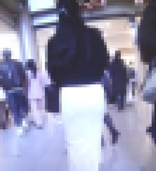 清楚系の美少女がタイトスカート履いて超巨尻モッコリヒップ強調して歩いてるよ　サンプル画像1