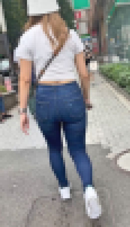 色白なスケベボディ＋はち切れそうな爆尻を突き出して男を誘惑！ 下品な王道スキニーデニム お姉さん編　サンプル画像1