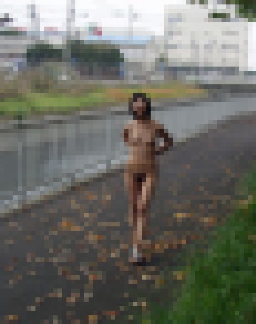 ◆素人投稿動画 file02 ●園全裸徘徊→全裸で自販機ジュース買い 出会い系でゲットした千●田区●お茶の●のナースさんは見られ　サンプル画像2