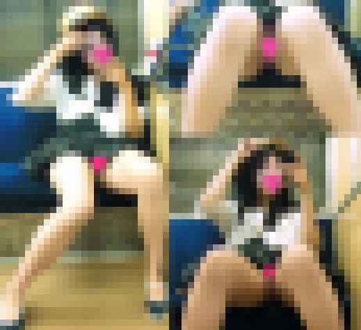【電車対面Pチラ盗撮】萌カワ美少女シミ付きパンツが丸見え激ヤバ盗撮映像【FHD動画】　サンプル画像1