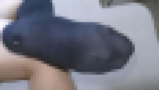 紺ハイソ 足組 正面 サンプル画像1