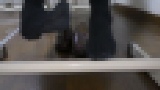 紺ハイソ 足組 正面 サンプル画像3