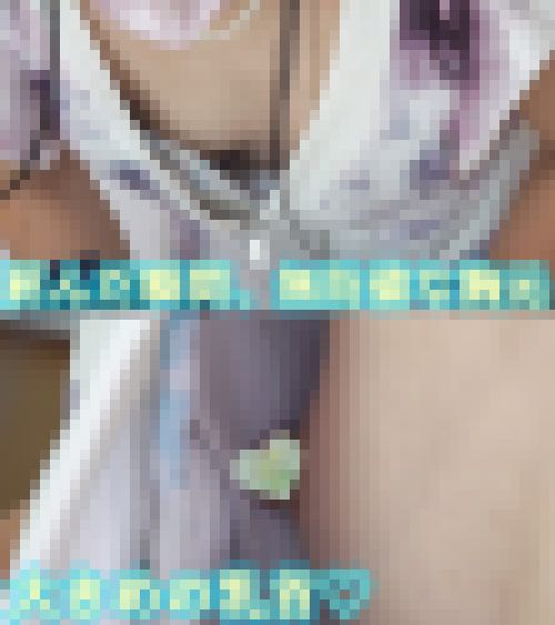 [4K][胸チラ]Tバックの紐が食い込んでマン肉お披露目！　サンプル画像1