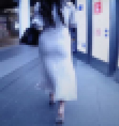 超スーパードエロ爆尻美女がタイトスカート履いて尻肉揺らしてフェロモンまき散らして歩いてるよ サンプル画像1