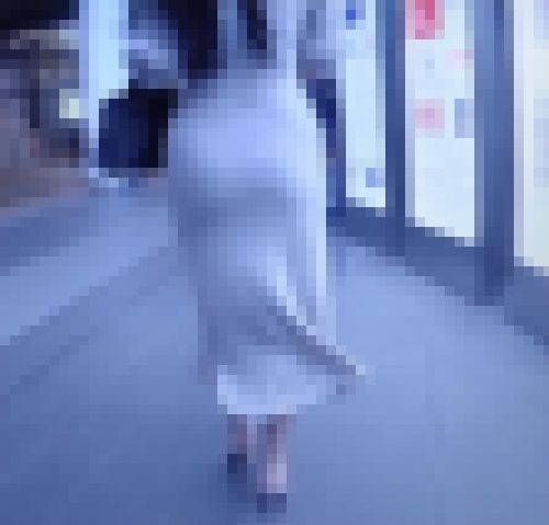 超スーパードエロ爆尻美女がタイトスカート履いて尻肉揺らしてフェロモンまき散らして歩いてるよ サンプル画像2