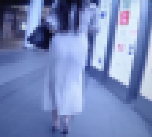 超スーパードエロ爆尻美女がタイトスカート履いて尻肉揺らしてフェロモンまき散らして歩いてるよ サンプル画像3