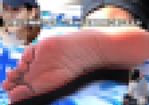 可愛いお嬢様とスポーツ美女の足裏同時に撮りますね　サンプル画像3