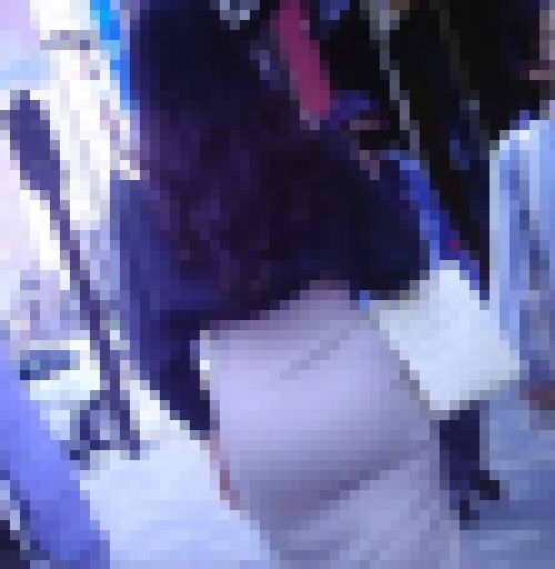 物凄い爆尻の美少女がタイトスカート履いて歩いてるよ　サンプル画像1