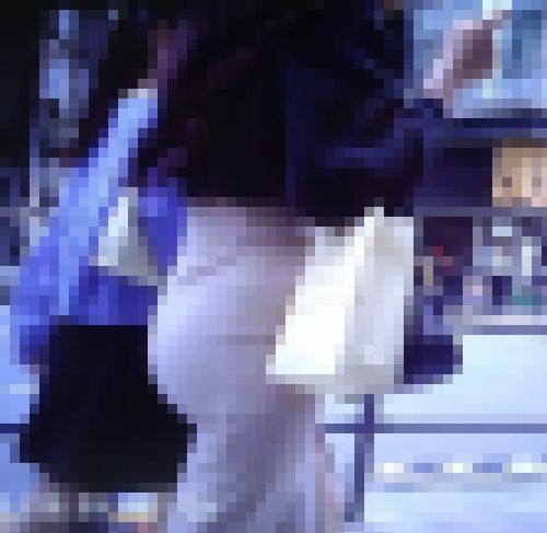 物凄い爆尻の美少女がタイトスカート履いて歩いてるよ　サンプル画像2