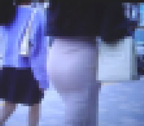 物凄い爆尻の美少女がタイトスカート履いて歩いてるよ　サンプル画像3
