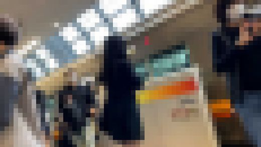 【パンチラ盗撮】街中で偶然見つけたスレンダー黒髪清楚系美少女のパンツを電車内まで追いかけて隠撮 サンプル画像1