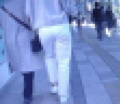 超清楚系の爆尻美少女が白いペラピタパン履いて大きなお尻をムニュムニュさせて歩いてるよ サンプル画像1