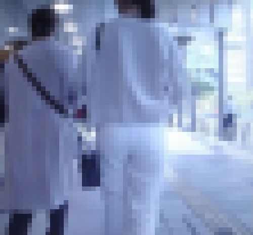 超清楚系の爆尻美少女が白いペラピタパン履いて大きなお尻をムニュムニュさせて歩いてるよ サンプル画像2