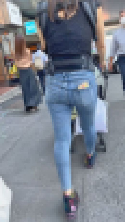 柔らかくてズッシリした安産型のデカ尻をスケベにムニュらせて男とチ〇ポを喰らう! 下品な超Sクラス 子連れママ編 サンプル画像2