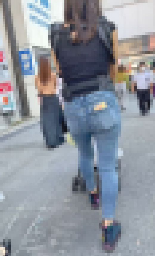 柔らかくてズッシリした安産型のデカ尻をスケベにムニュらせて男とチ〇ポを喰らう! 下品な超Sクラス 子連れママ編 サンプル画像3