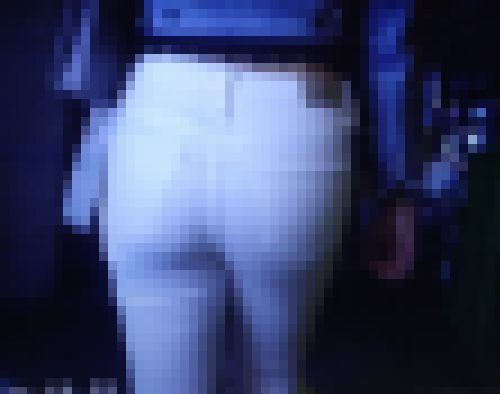 スタイル抜群の超美形美女が白いピタパンにお尻をめり込ませて歩いてるよ　サンプル画像2