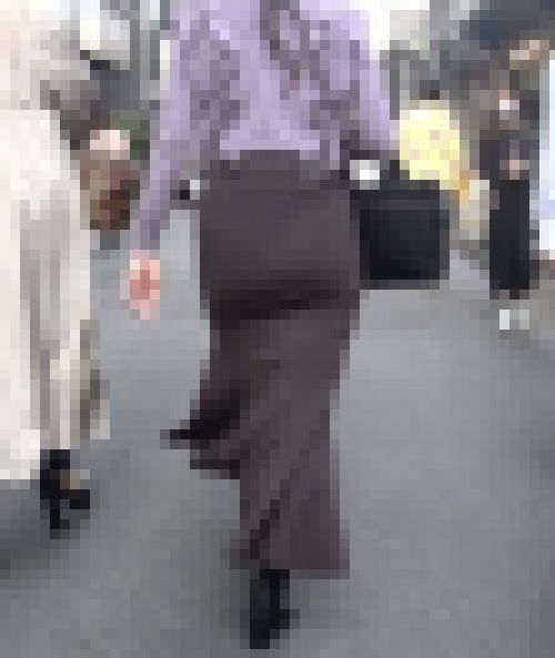 激カワ美少女がタイトスカート履いて大きなお尻プリプリさせながら歩いてるよ サンプル画像3