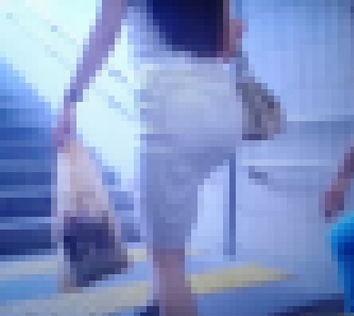 色っぽい綺麗なセクシー美女がタイトスカート履いて長い階段登ってるよ　サンプル画像1