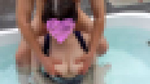 女子大に通う20歳童顔巨乳美少女にスク水とブルマを着せて生SEX──お風呂やベッドでやりたい放題！さらに外出しした精子をチ●ポに　サンプル画像1