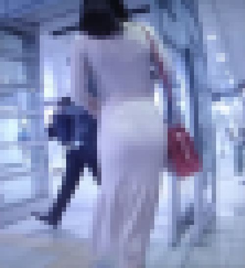 透明感のある清楚系美女がタイトスカート履いてプリプリの尻肉浮き上がらせて歩いてるよ サンプル画像1