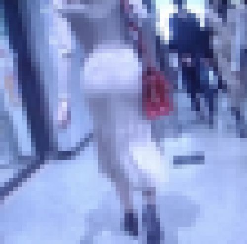 透明感のある清楚系美女がタイトスカート履いてプリプリの尻肉浮き上がらせて歩いてるよ サンプル画像2