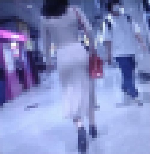 透明感のある清楚系美女がタイトスカート履いてプリプリの尻肉浮き上がらせて歩いてるよ サンプル画像3