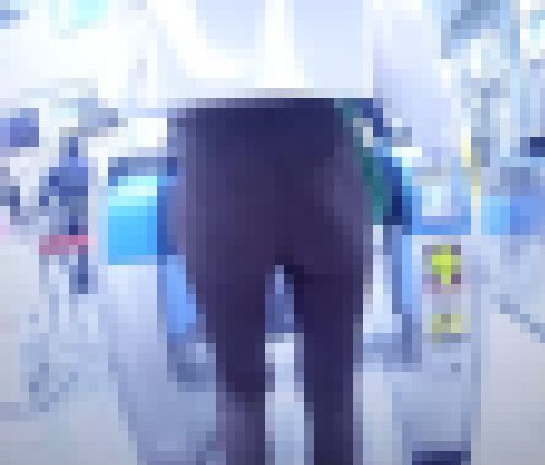 超モデルスタイルの美女が極薄ピタパンで切符買って歩いてるよ　サンプル画像1