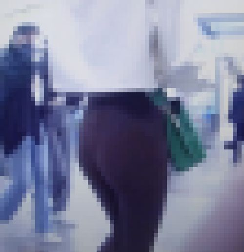 超モデルスタイルの美女が極薄ピタパンで切符買って歩いてるよ　サンプル画像2