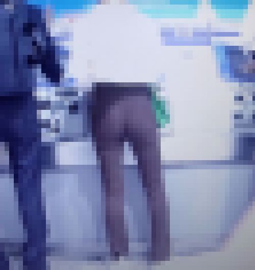 超モデルスタイルの美女が極薄ピタパンで切符買って歩いてるよ　サンプル画像3