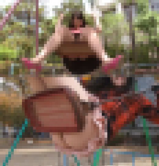 『男の夢!パンチラ映像!vol.5 ミニスカートで公園のブランコに乗る女の子6人のパンチラ』 サンプル画像3