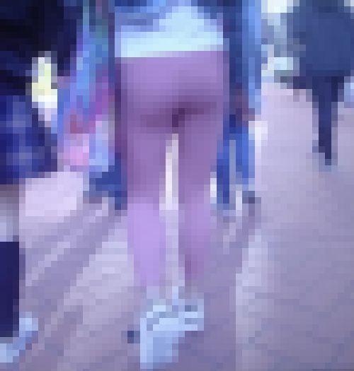 スタイル抜群の清楚系美女がピタピタなヨガパンツで歩いてるよ　サンプル画像1