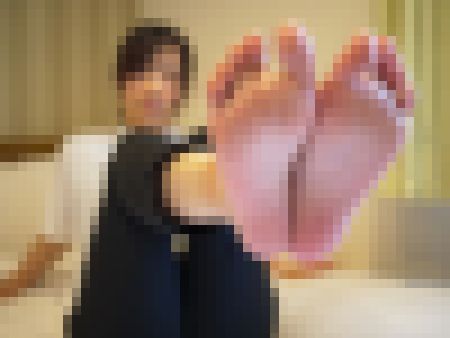 【写真】足の癖が強い彼女のリモートワーク中の足裏 サンプル画像3