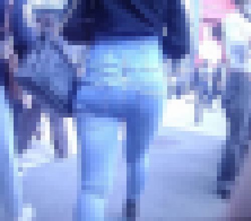 密着感が凄いスキニーデニムを履いた美女がエッチな美尻と太ももピタつかせて歩いてるよ　サンプル画像2