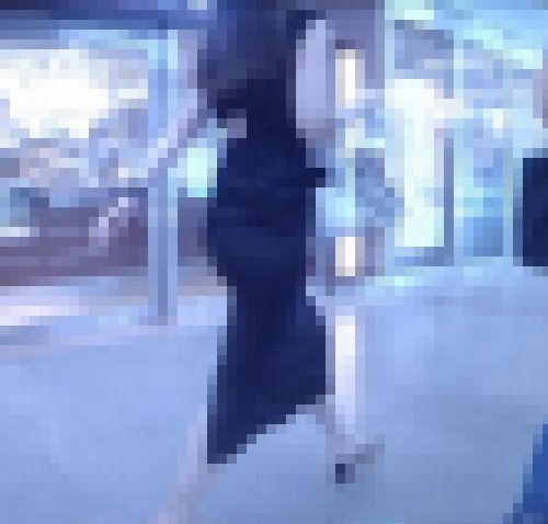 超セクシーお姉さん系美女がタイトなドレスワンピでドエロ巨尻ふって歩いてるよ サンプル画像2
