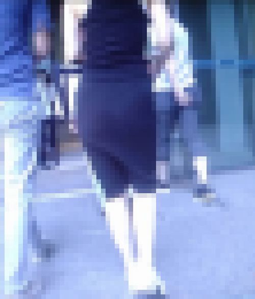 スタイル抜群三十代美女がタイトワンピ着て色っぽい姿で歩いてるよ　サンプル画像2