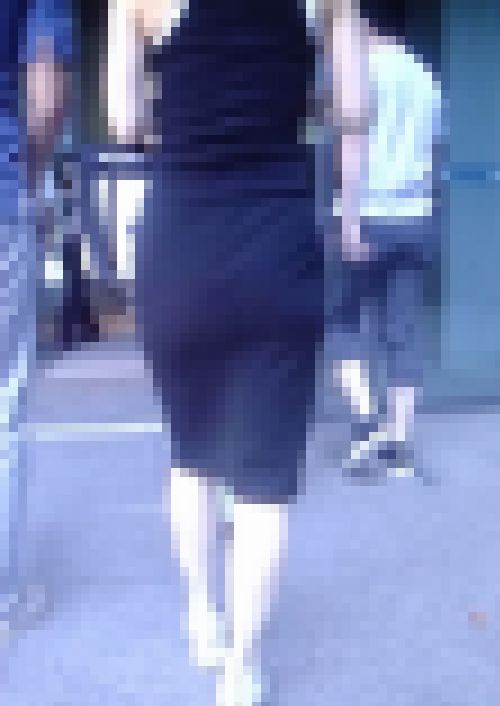 スタイル抜群三十代美女がタイトワンピ着て色っぽい姿で歩いてるよ　サンプル画像3