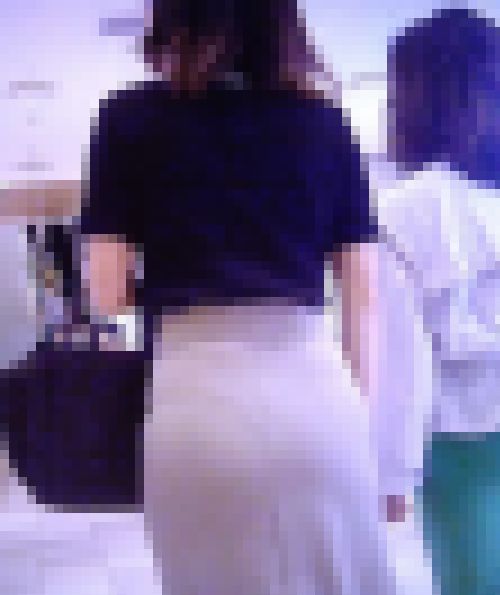 色っぽいスタイル抜群の美女がタイトスカート履いてプリプリ美尻をパツパツにして歩いてるよ サンプル画像3