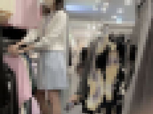 【禁断の逆さ撮り】美人アパレル店員と協力同業者編 サンプル画像2