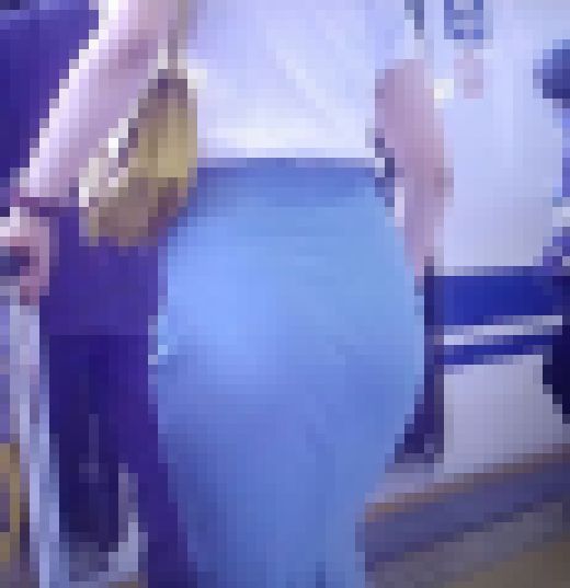 清楚セクシー系美女がタイトスカート履いて下着ライン丸出しでプリ尻強調して歩いてるよ　サンプル画像2