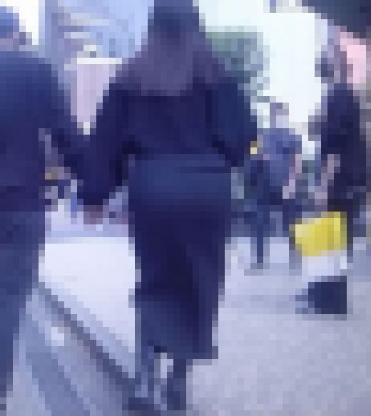 超ムチムチでボリューム感ある巨尻でタイトスカート履いて歩いてるよ　サンプル画像1