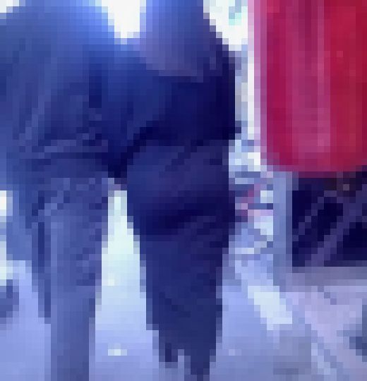 超ムチムチでボリューム感ある巨尻でタイトスカート履いて歩いてるよ　サンプル画像2