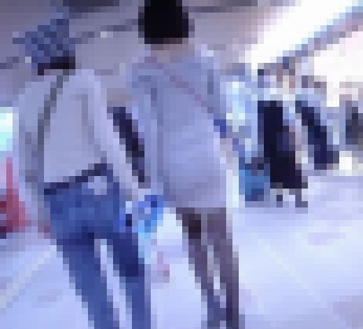 清楚系のお嬢様系美少女が大人ぶって網タイツ履いて歩いてるよ　サンプル画像1