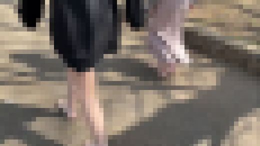 【完全裸足】第22弾！裸足で歩く女性2人組 その2　サンプル画像1