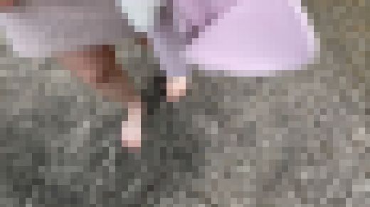 【完全裸足】第23弾！春の公園を裸足で歩く女性　サンプル画像1