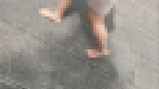 【完全裸足】第23弾！春の公園を裸足で歩く女性　サンプル画像3