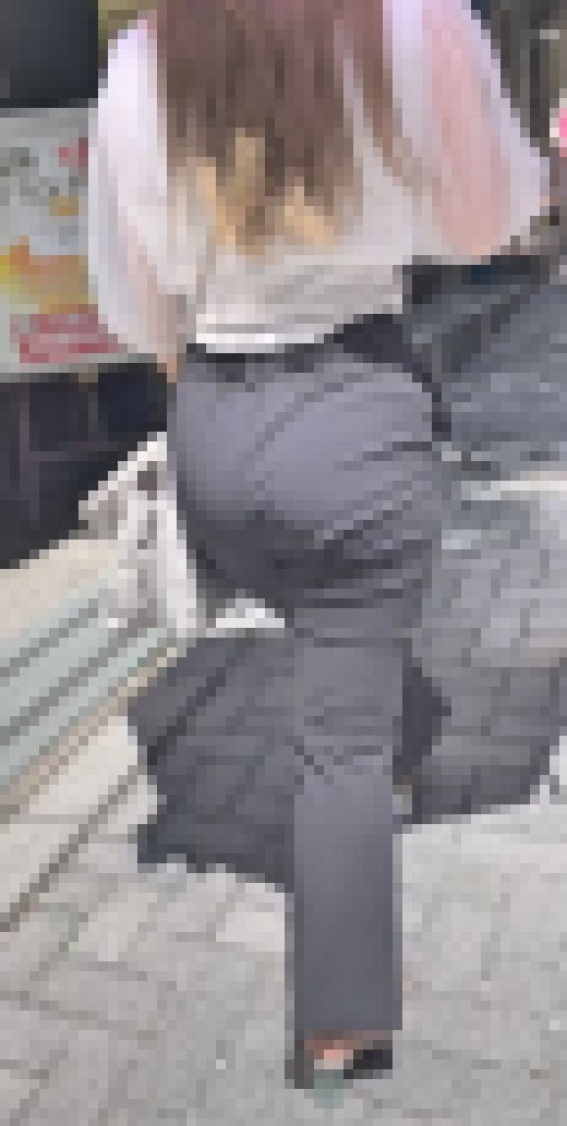 キュッと細い腰回りとイヤらしく突き出た美爆尻を元気にムニュらせて男を挑発！ 下品なパンツスーツ お姉さん編　サンプル画像1